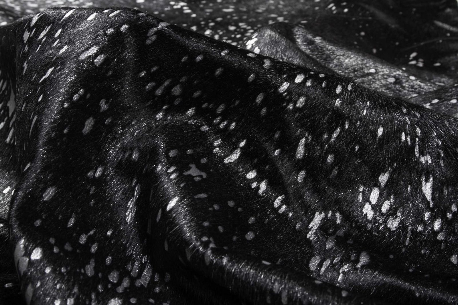 5′ X 7′ Black And Silver Cowhide Print Area Rug