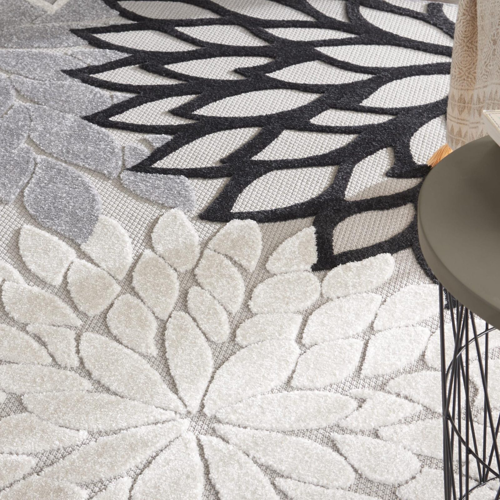 7′ X 10′ Black And White Handmade Indoor Outdoor Area Rug