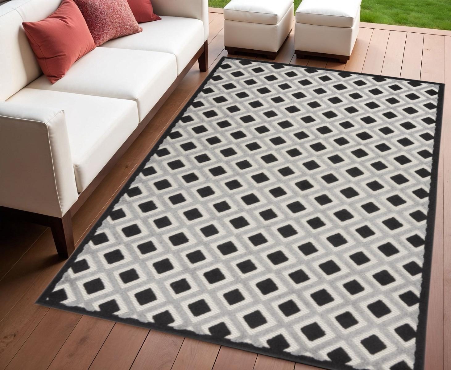 4′ X 6′ Black And White Indoor/Outdoor Area Rug II