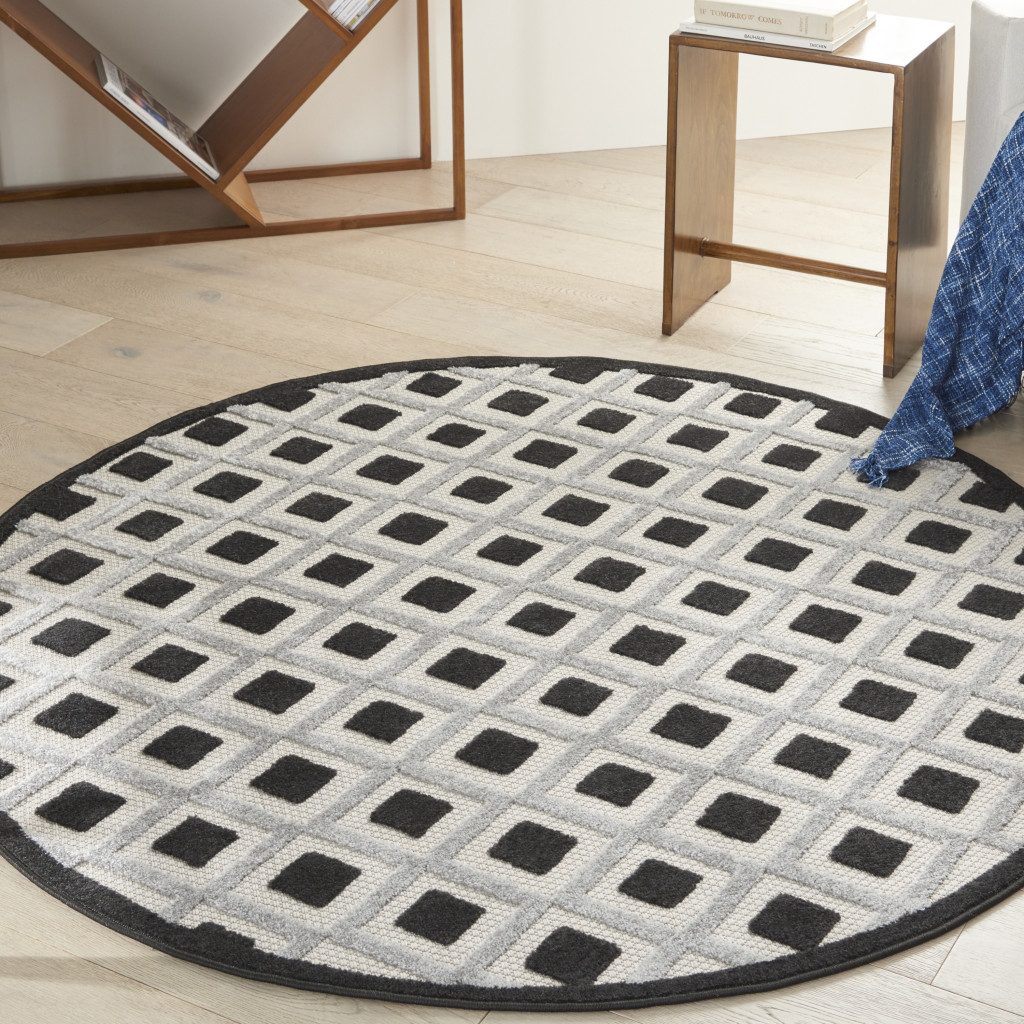 4′ Black and White Round Indoor Outdoor Rug II