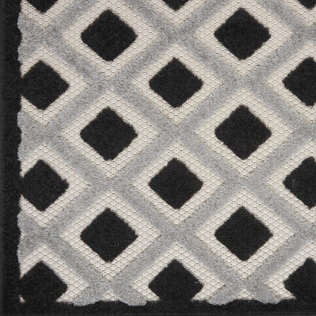 5′ X 8′ Black And White Indoor Outdoor Area Rug