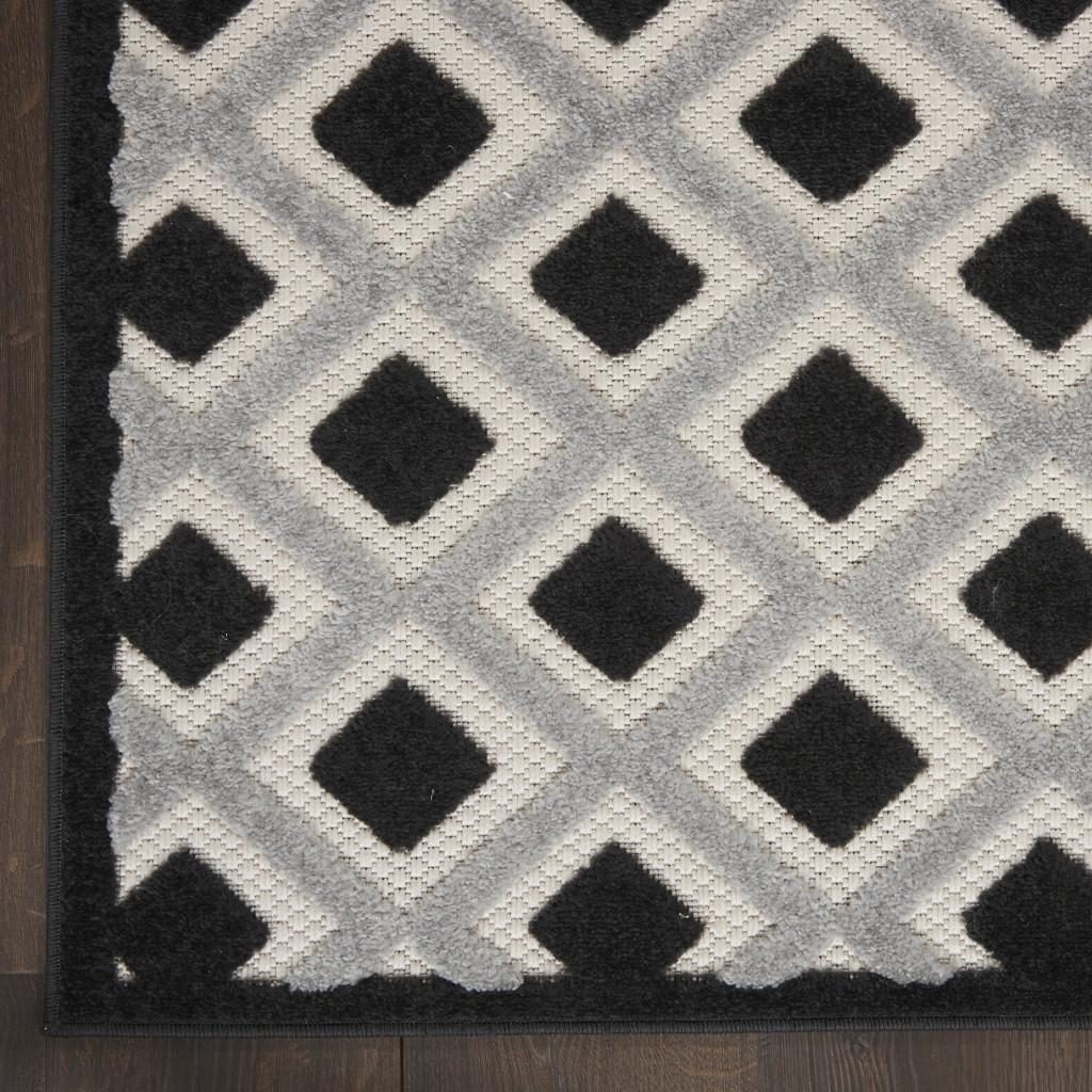 5′ X 8′ Black And White Indoor Outdoor Area Rug