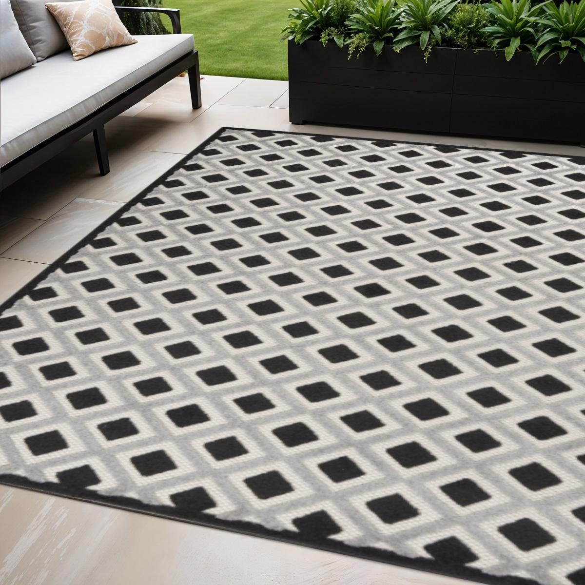 5′ X 8′ Black And White Indoor Outdoor Area Rug