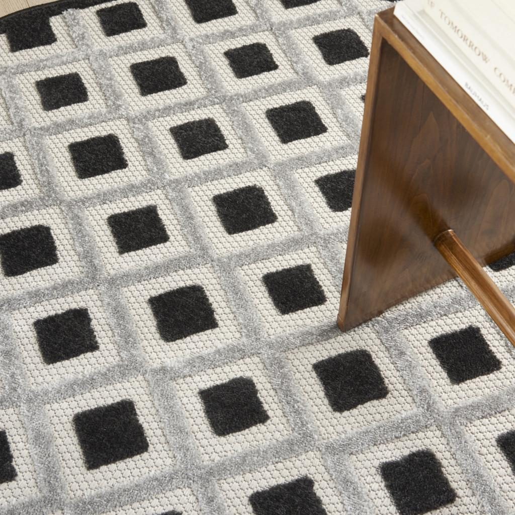 5′ Black and White Indoor Outdoor Round Rug