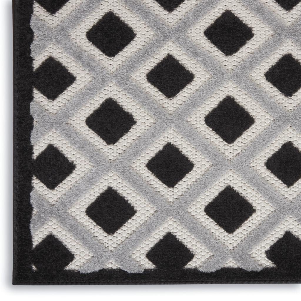 7′ X 10′ Black and White Indoor Outdoor Area Rug
