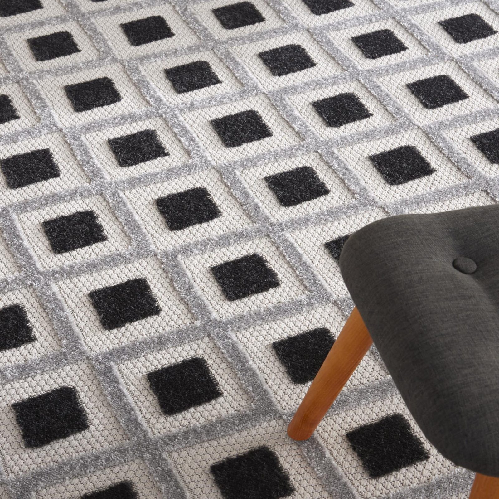 7′ X 10′ Black and White Indoor Outdoor Area Rug