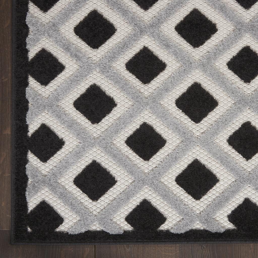 7′ X 10′ Black and White Indoor Outdoor Area Rug