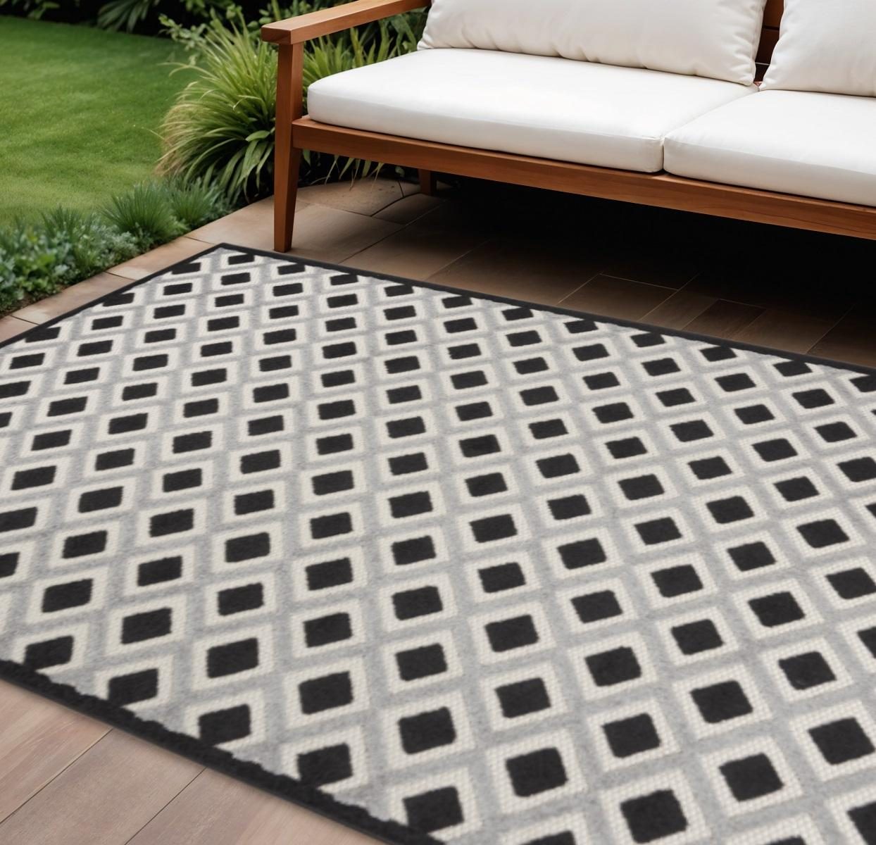 7′ X 10′ Black and White Indoor Outdoor Area Rug