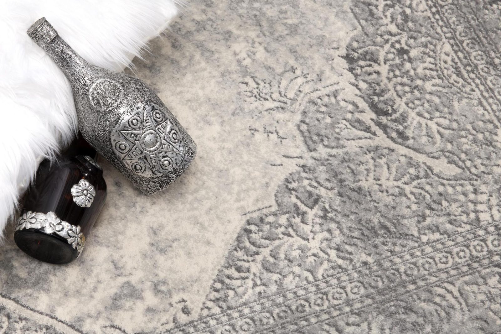2′ X 6′ Gray Distressed Medallion Area Rug