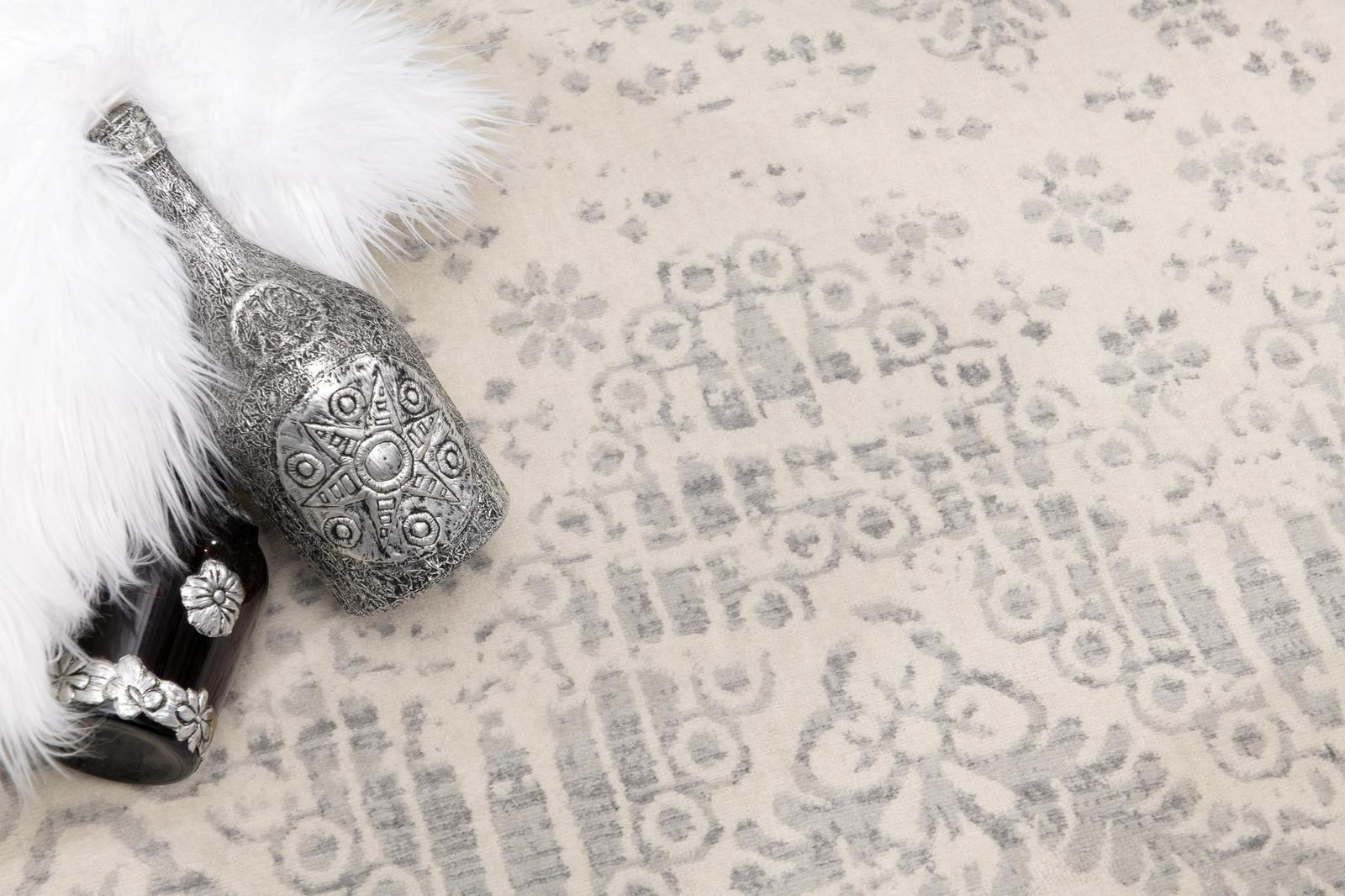 2′ X 3′ Ivory Distressed Ikat Area Rug
