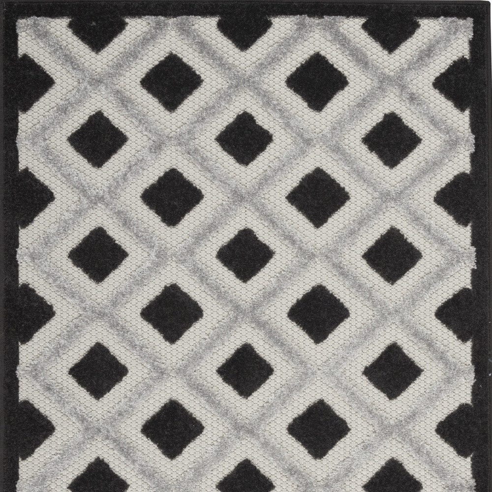 3′ X 4′ Black and White Indoor-Outdoor Area Rug II