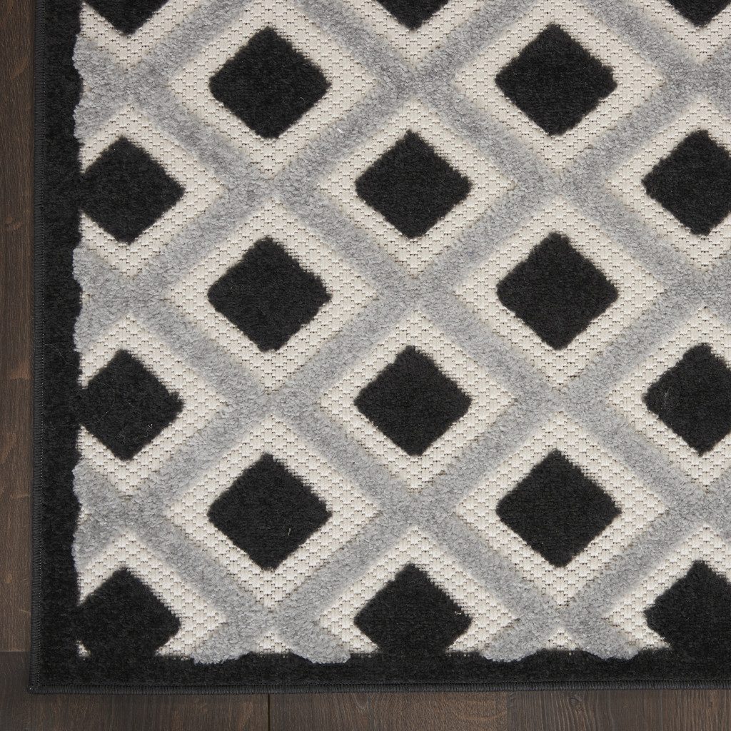3′ X 4′ Black and White Indoor-Outdoor Area Rug II