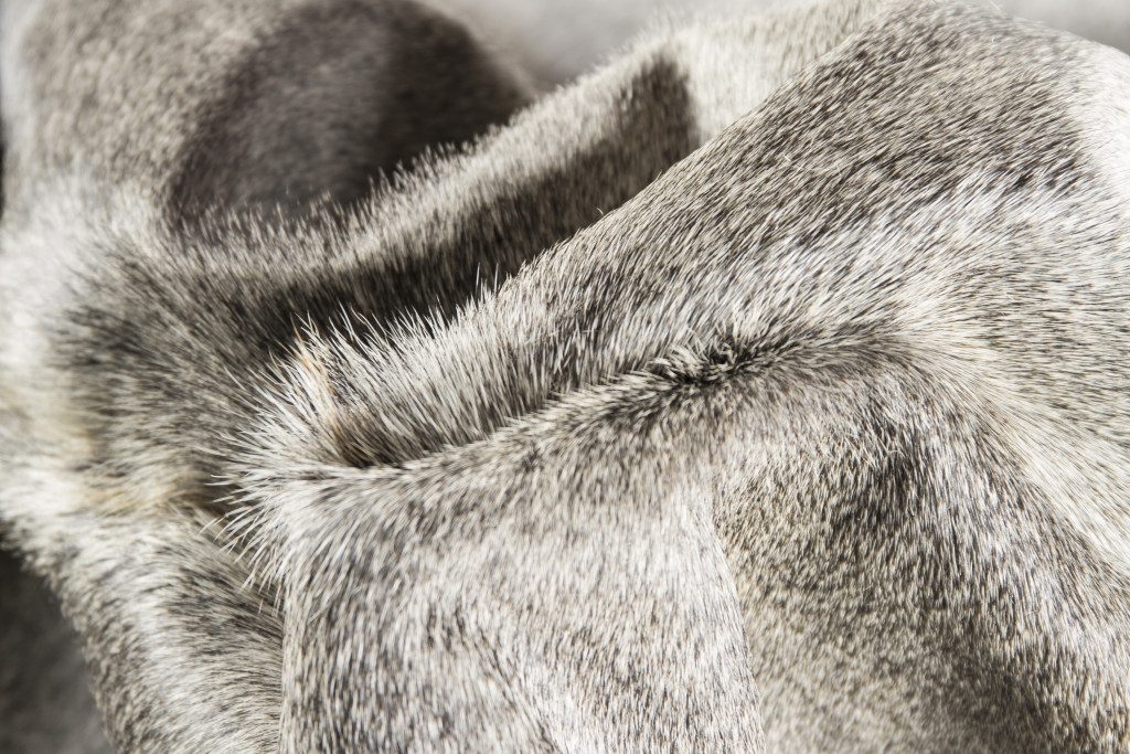 5′ X 7′ Gray and White Cowhide Hand-Knotted Area Rug