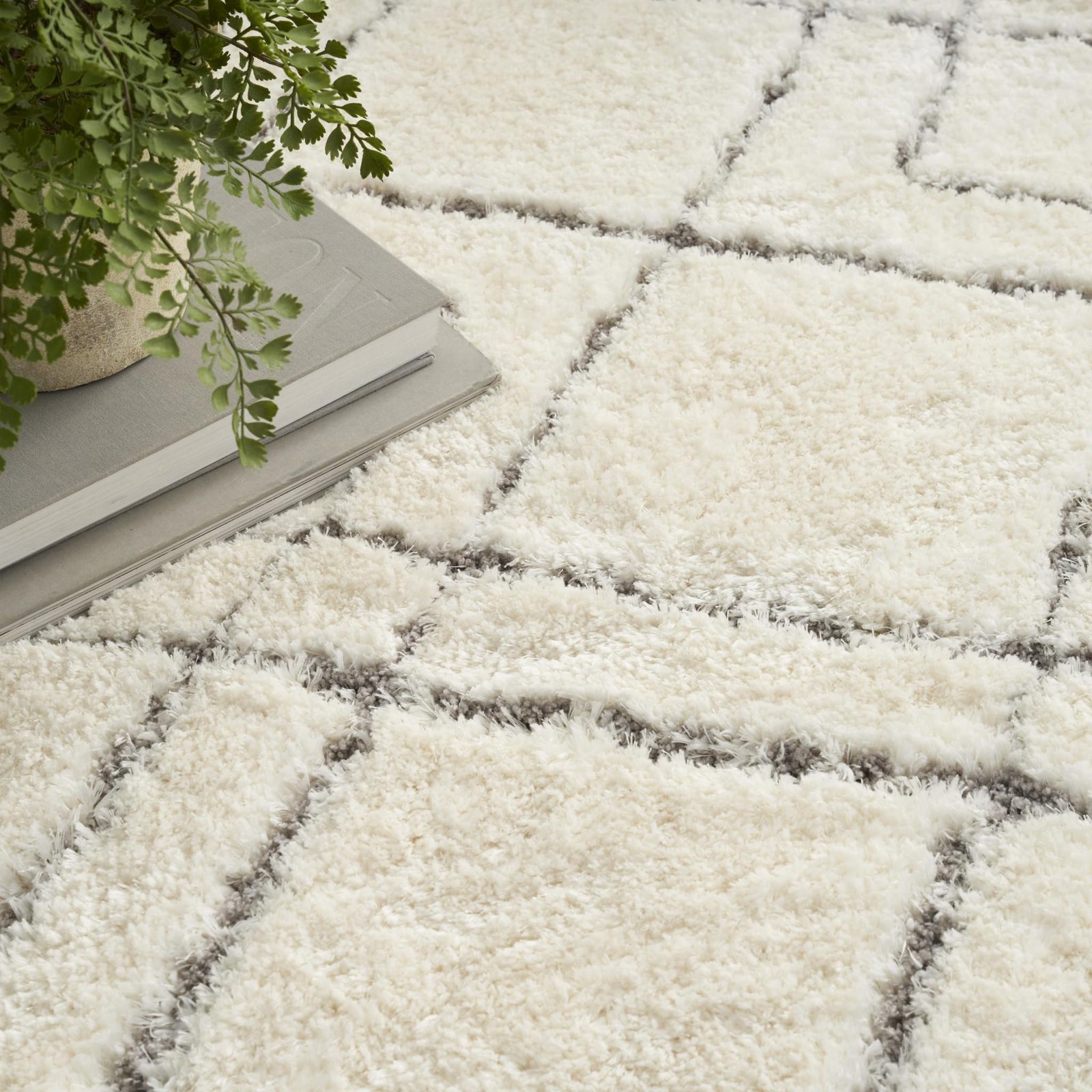 4′ X 6′ Ivory and Gray Geometric Shag Area Rug